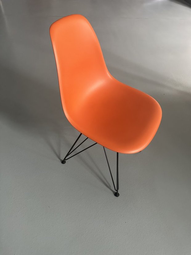 Vitra Eames Plastic Side Chair DSR různé barvy - Eames Plastic Side Chair DSR colors: red