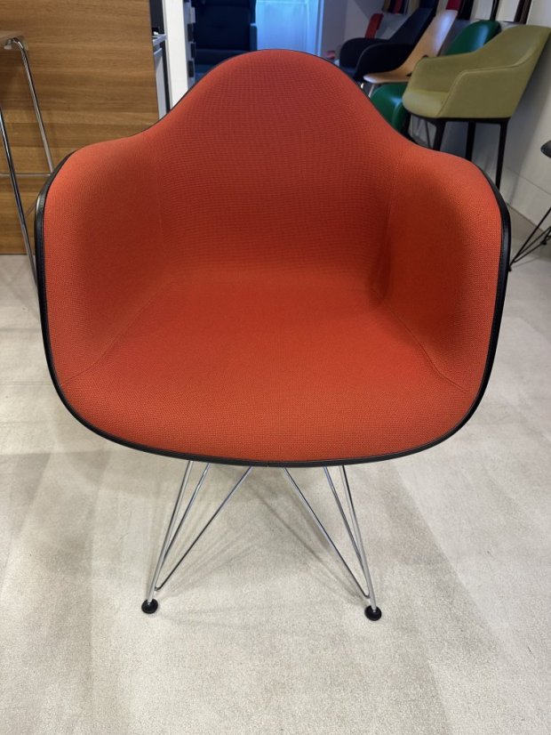 Vitra Eames Plastic Armchair DAR Deep black s čalouněním