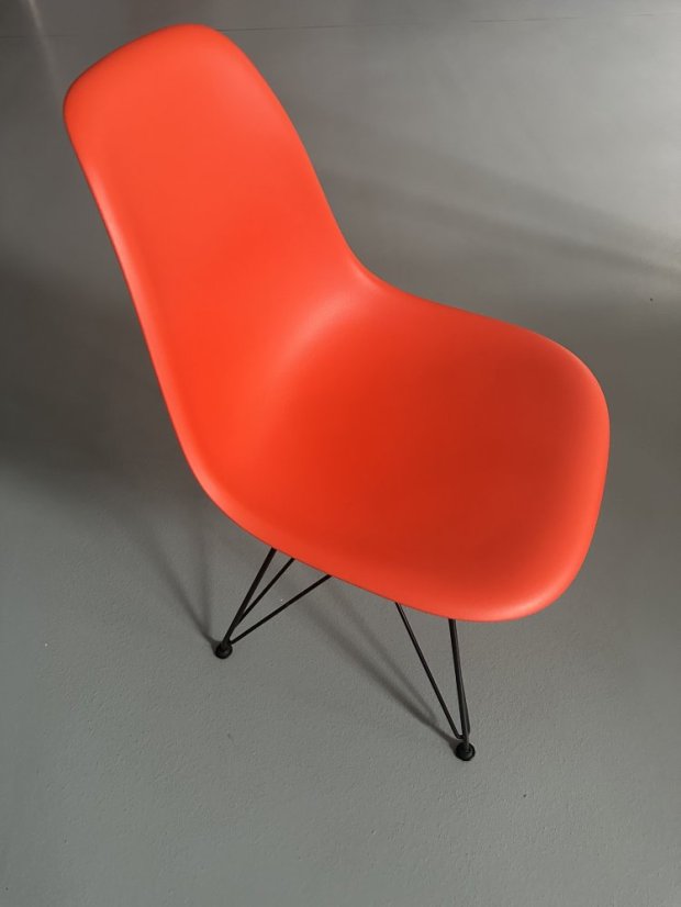 Vitra Eames Plastic Side Chair DSR různé barvy - Eames Plastic Side Chair DSR colors: red