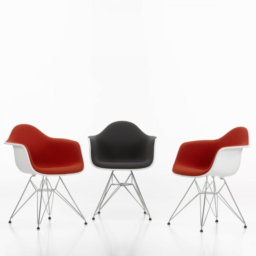 Vitra Eames Plastic Armchair DAR Deep black s čalouněním