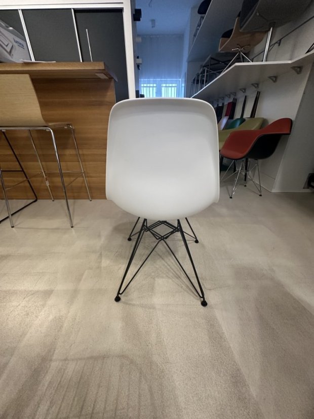 Vitra Eames Plastic Side Chair DSR bílá s černým podsedákem - Eames Plastic Side Chair DSR colors: orange