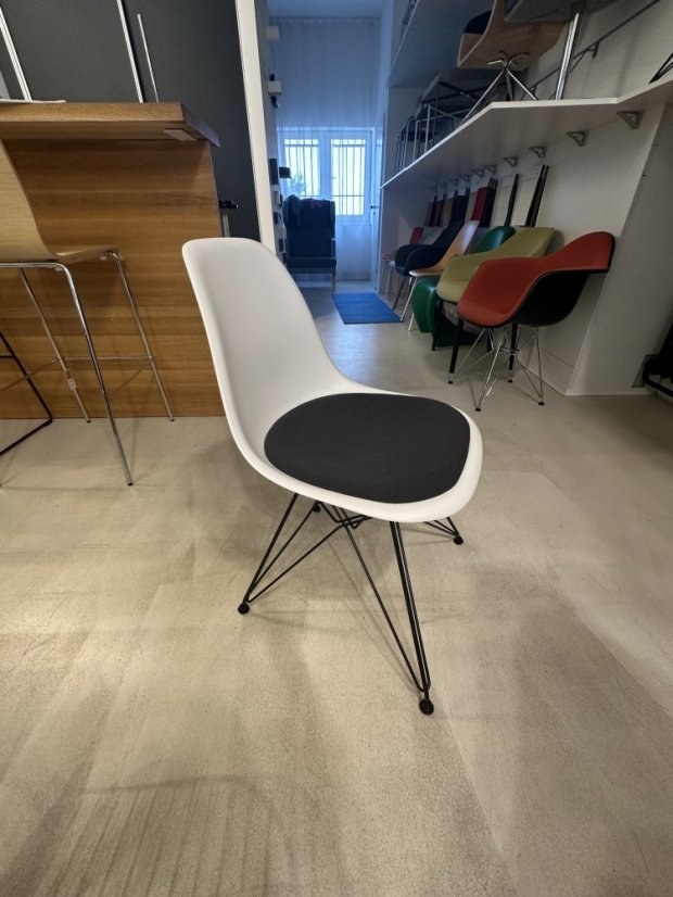 Vitra Eames Plastic Side Chair DSR bílá s černým podsedákem - Eames Plastic Side Chair DSR colors: orange