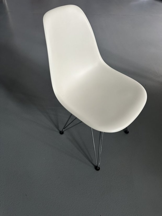 Vitra Eames Plastic Side Chair DSR bílá s chromovanou podnoží - Eames Plastic Side Chair DSR colors: green