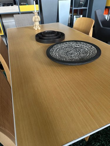 Jídelní stůl Arper Nuur