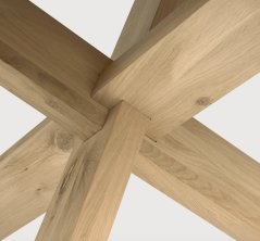 Kruhový jídelní stůl Ethnicraft Circle o průměru 163 cm