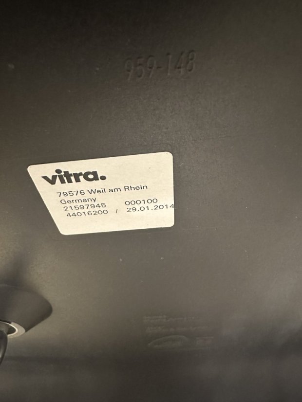 Vitra Eames Plastic Armchair DAR Deep black s čalouněním