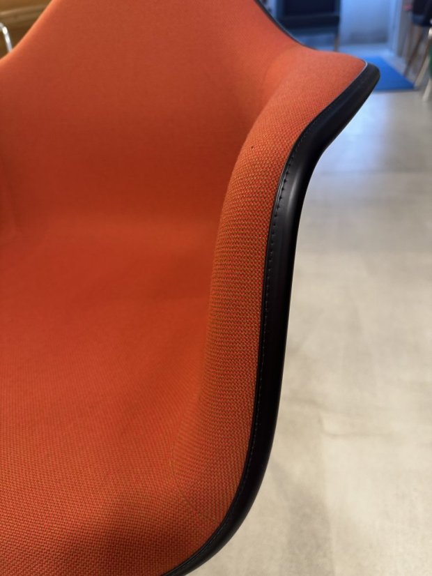 Vitra Eames Plastic Armchair DAR Deep black s čalouněním
