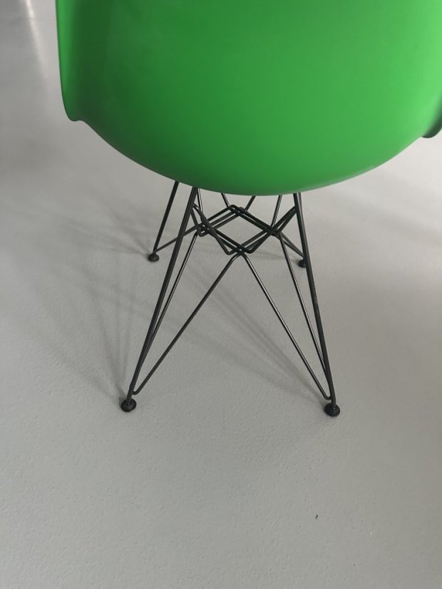 Vitra Eames Plastic Side Chair DSR různé barvy - Eames Plastic Side Chair DSR colors: red