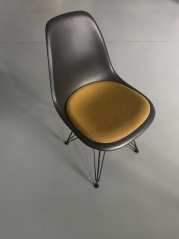 Vitra Eames Plastic Side Chair DSR dark grey s podsedákem Mustard