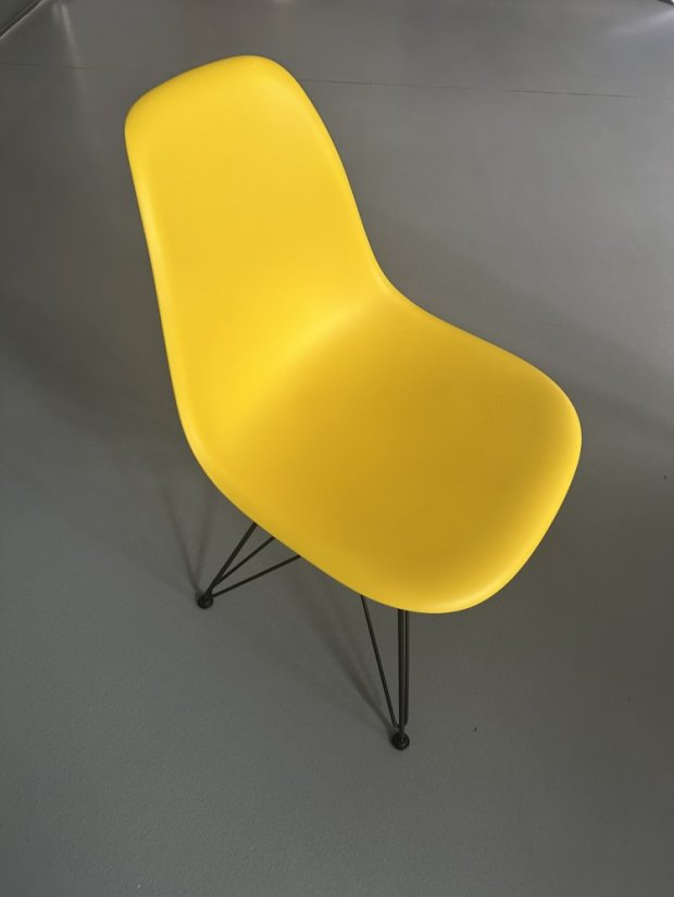 Vitra Eames Plastic Side Chair DSR různé barvy - Eames Plastic Side Chair DSR colors: red