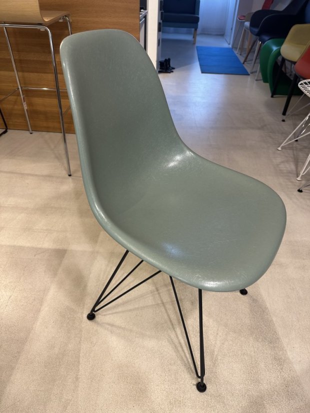 Vitra Eames Fibreglass Side Chair DSR