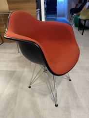 Vitra Eames Plastic Armchair DAR Deep black s čalouněním