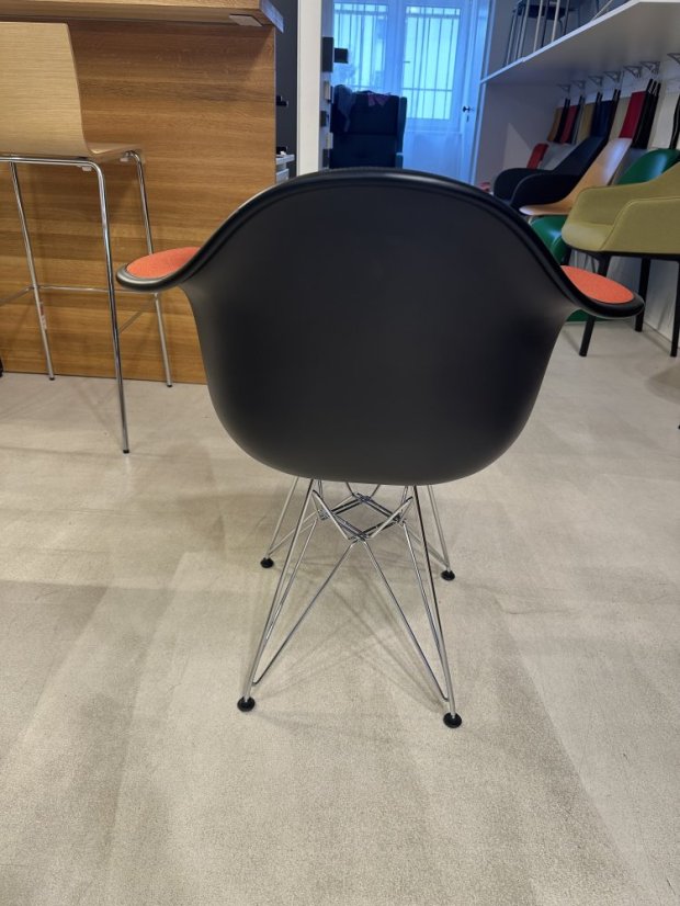 Vitra Eames Plastic Armchair DAR Deep black s čalouněním