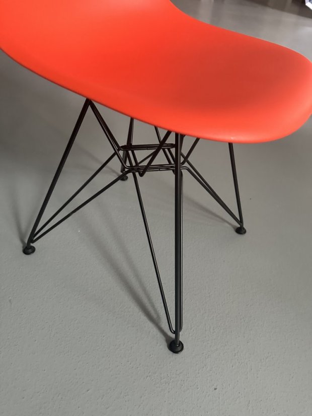 Vitra Eames Plastic Side Chair DSR různé barvy - Eames Plastic Side Chair DSR colors: red