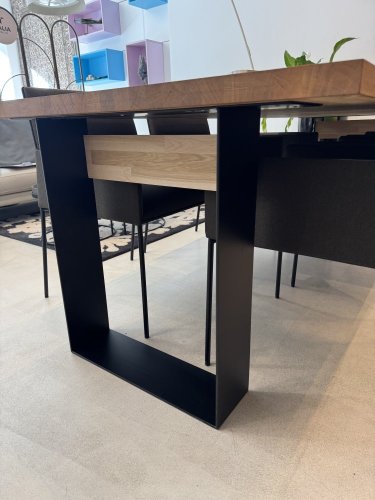 Jídelní stůl velký Newton dub s opracovanými hranami