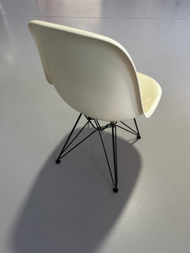 Vitra Eames Fibreglass Side Chair DSR
