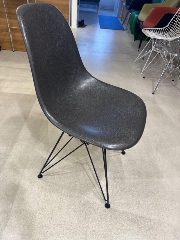 Vitra Eames Fibreglass Side Chair DSR