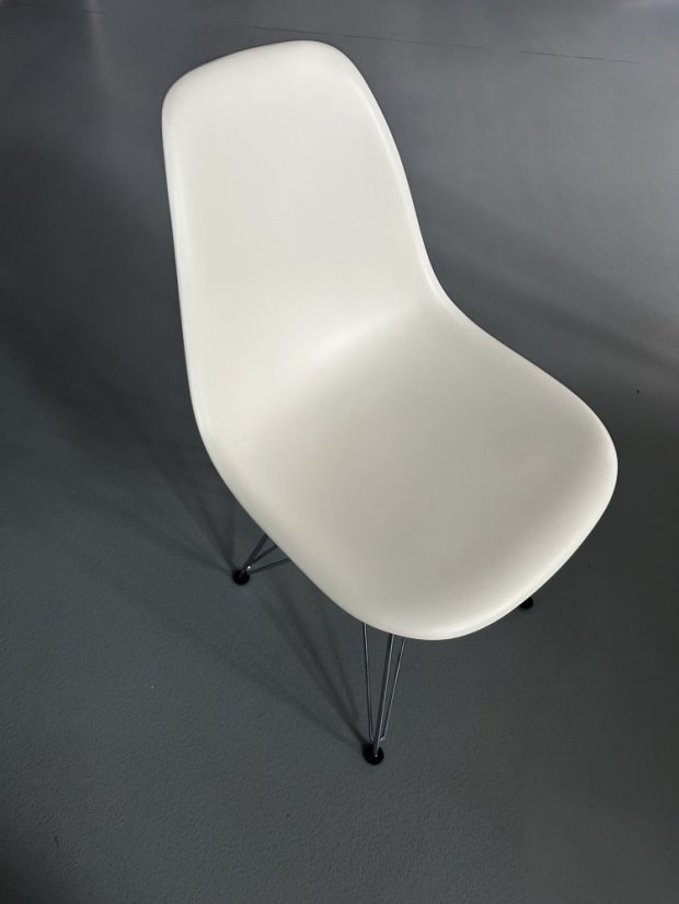 Vitra Eames Plastic Side Chair DSR bílá s chromovanou podnoží - Eames Plastic Side Chair DSR colors: green