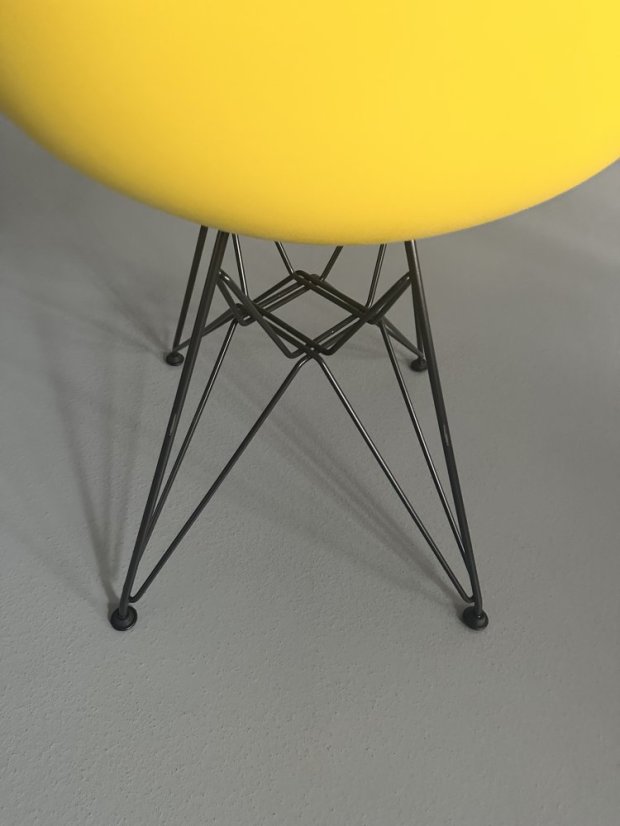 Vitra Eames Plastic Side Chair DSR různé barvy - Eames Plastic Side Chair DSR colors: red